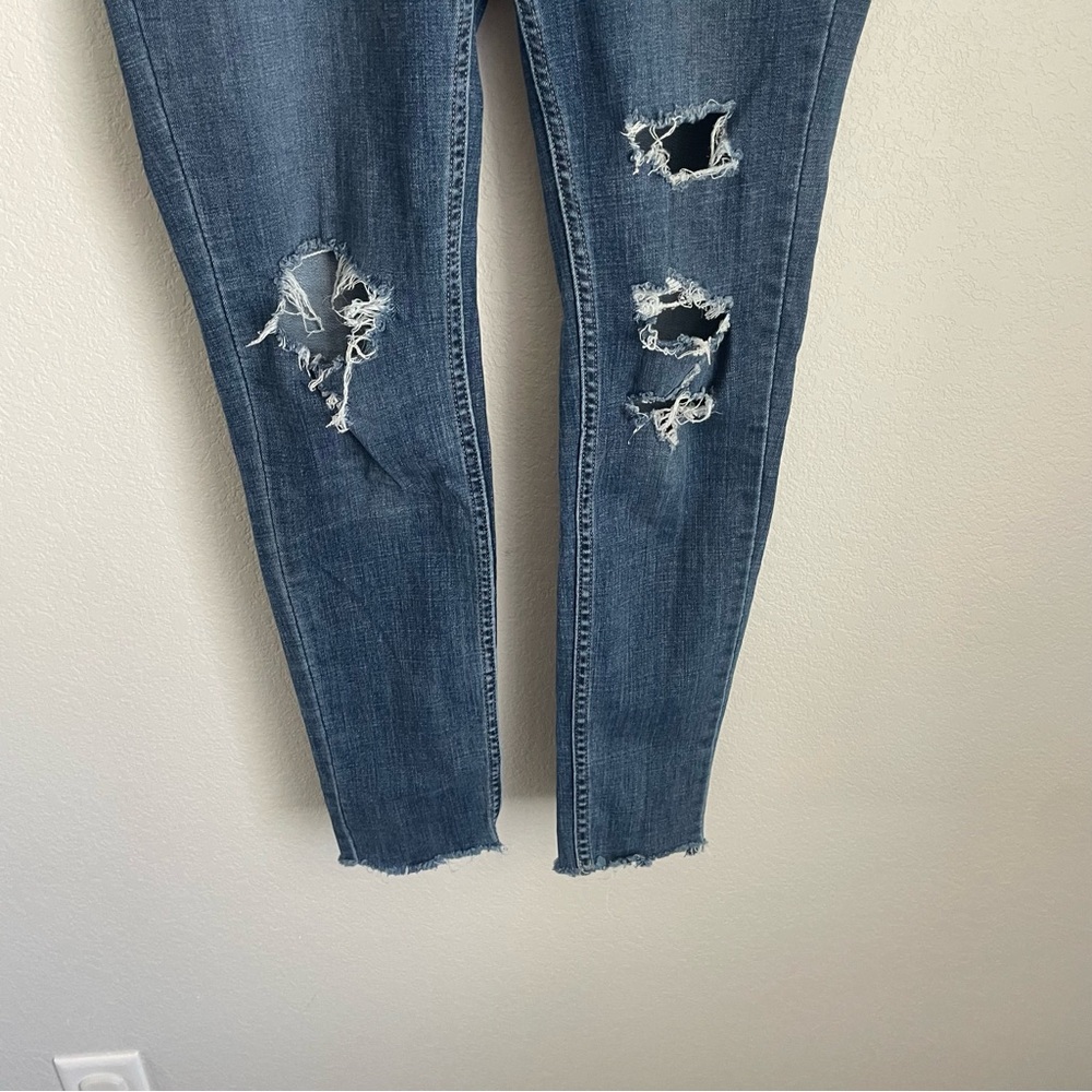 Levi’s Super Skinny Jeans Women’s Size 28 Distressed Raw Hem Medium Wash Denim - Picture 3 of 10